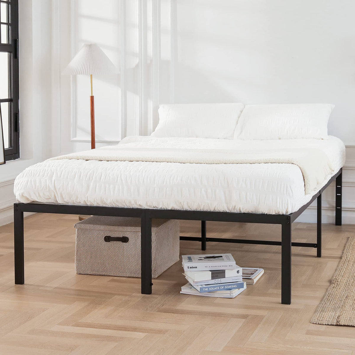 Queen Size Black Metal Bed Frame with Steel Slats Z13206